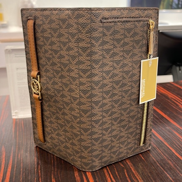 Michael Kors Reed Large Bifold Signature Snap Wallet Card Case 
Brown 
NWT - Picture 12 of 16